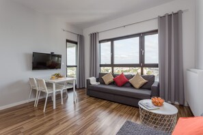 Apartemen Eksklusif, pemandangan kota | Ruang keluarga | TV layar datar