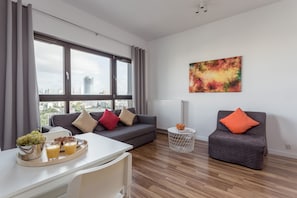Exclusive-Apartment, Stadtblick | Wohnzimmer | Flachbildfernseher
