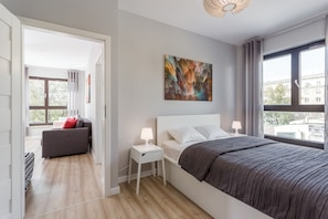 Premium-Apartment, 2 Schlafzimmer | Schreibtisch, laptopgeeigneter Arbeitsplatz, Bügeleisen/Bügelbrett