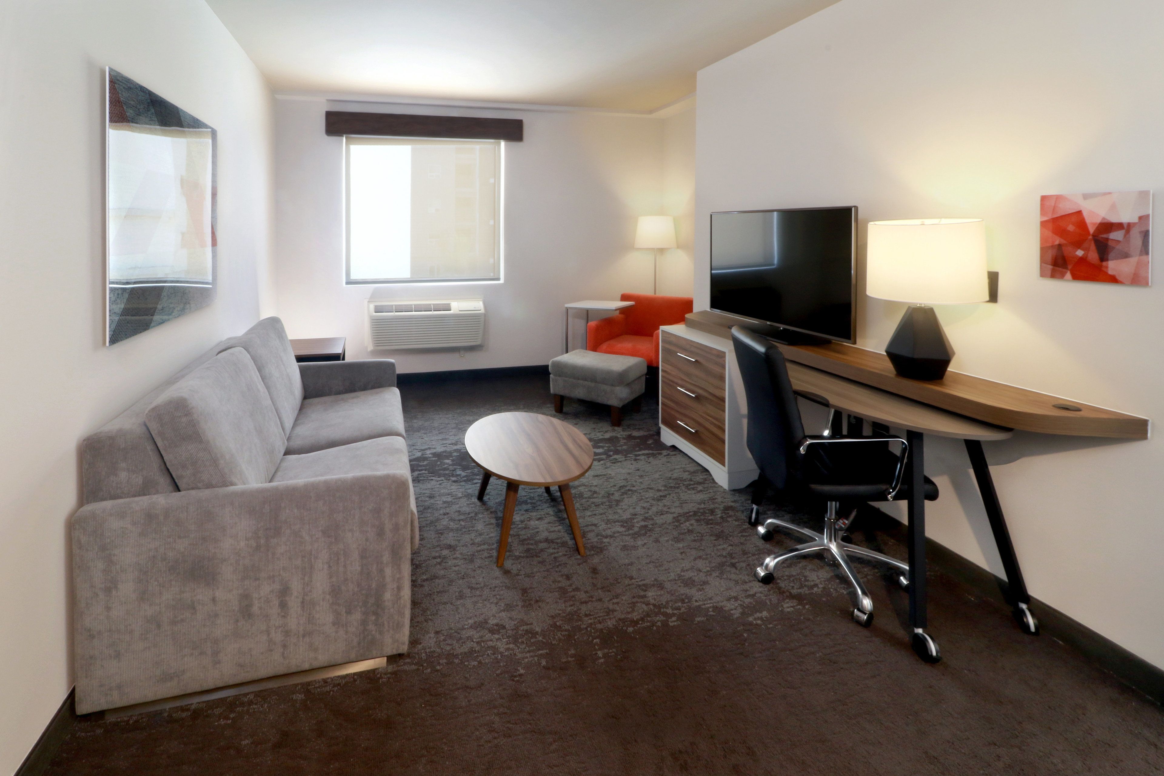 Minibar, caja de seguridad en la habitación y decoración personalizada 