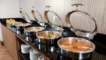 Se sirven desayunos, comidas, cenas y cocina internacional