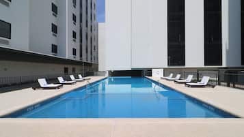 Utendørsbasseng og solsenger