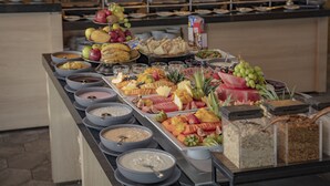 A buffet with various food items including fruits, vegetables, and different types of bread. - Holiday Inn Tlaxcala by IHG (Yauhquemehcan)