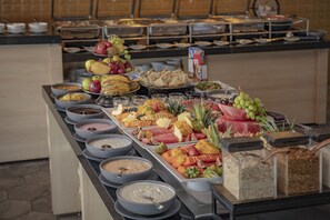 供应早餐、午餐和晚餐，国际美食