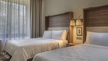 1 habitación, caja de seguridad en la habitación y escritorio