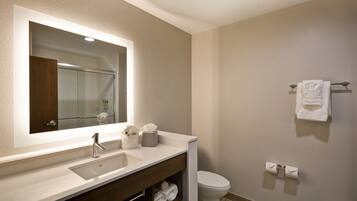 Artículos de higiene personal gratuitos, secador de pelo y toallas