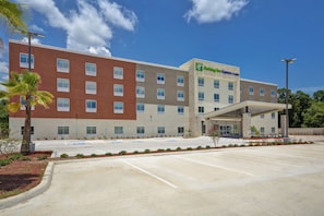 A Holiday Inn Express & Suites hotel with a parking lot and a covered entrance.