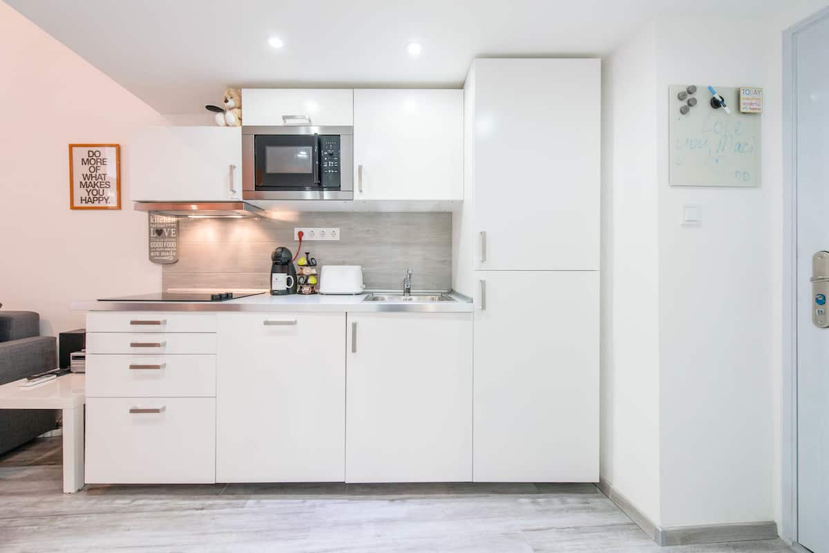 design apartment (orange) | private kitchen | fridge, microwave, stovetop, dishwasher