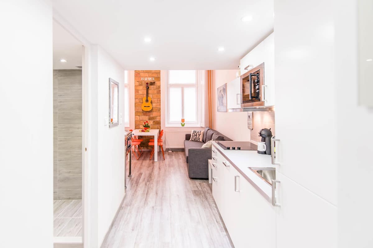 design apartment (orange) | 1 bedroom, individually decorated, laptop workspace, blackout curtains