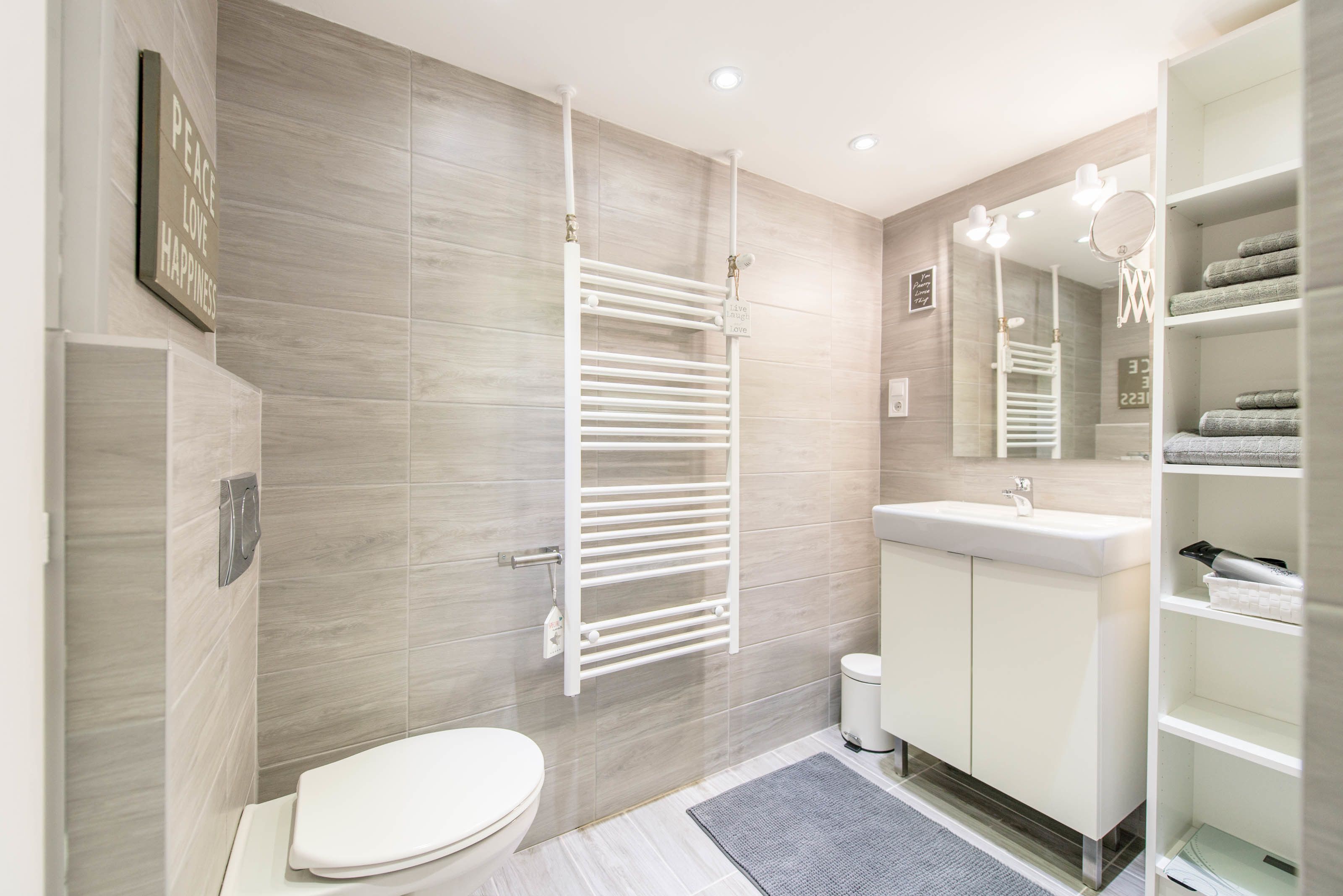 design apartment (orange) | bathroom | shower, hair dryer, towels, soap