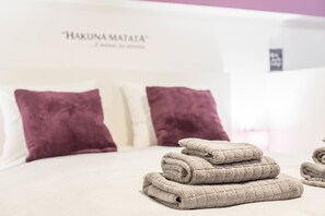 Căn hộ có thiết kế đặc sắc (PURPLE) | 1 phòng ngủ, trang trí khác biệt, khu vực làm việc phù hợp cho laptop 