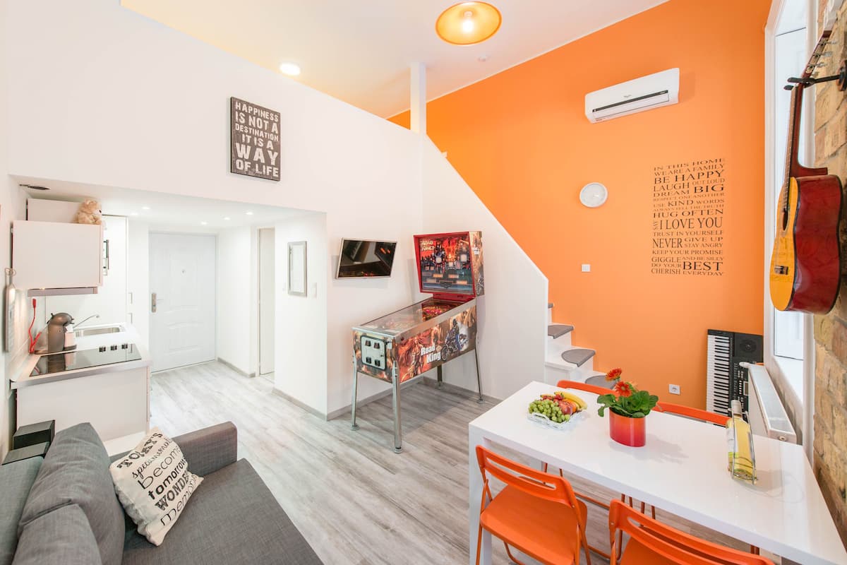 design apartment (orange) | 1 bedroom, individually decorated, laptop workspace, blackout curtains