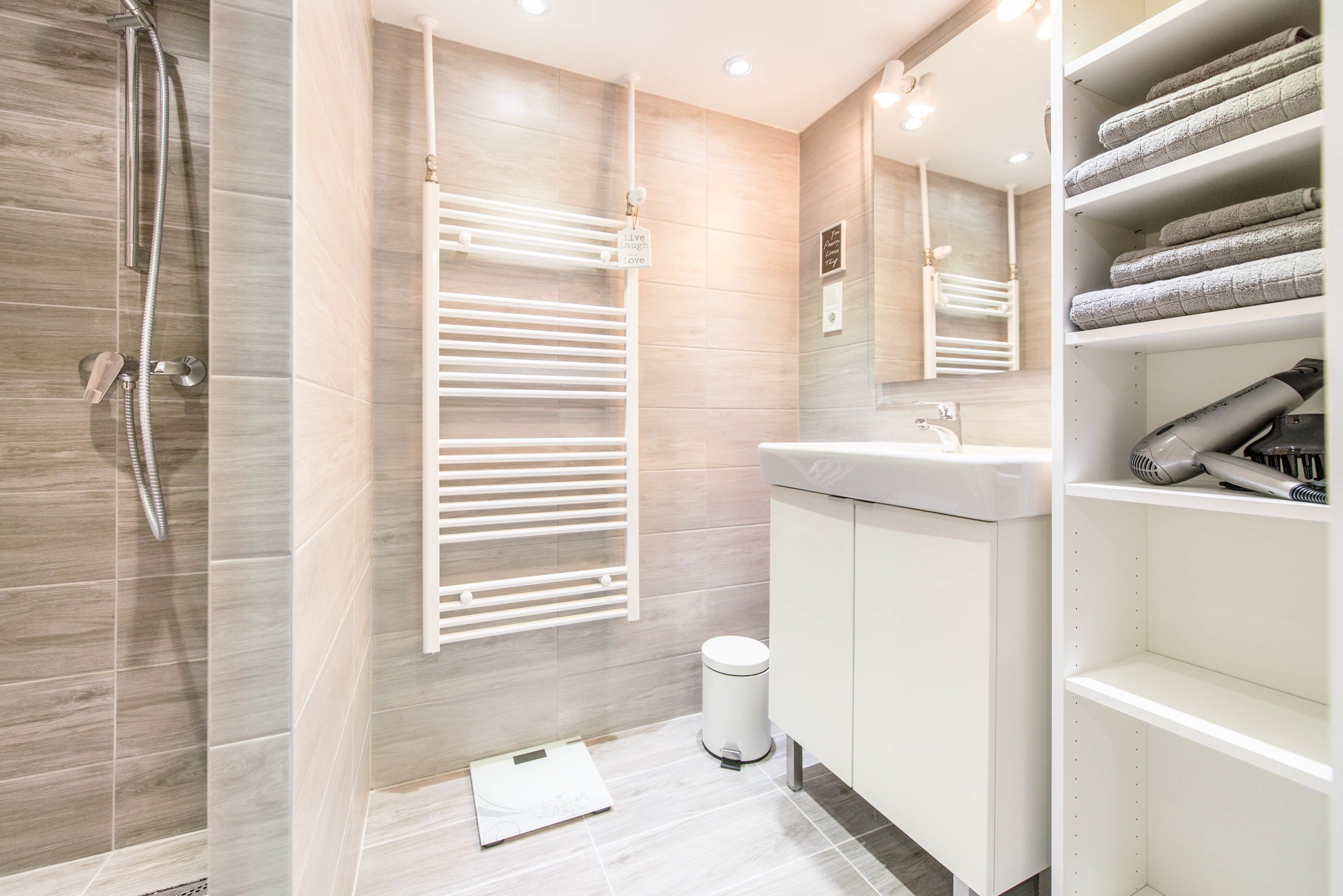 design apartment (purple) | bathroom | shower, hair dryer, towels, soap