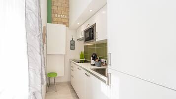Design apartman, 1 queen (nagyméretű) franciaágy és egy kinyithatókanapé (GREEN) | Privát konyha | Kávé-/teafőző, hűtőszekrény, mikrohullámú sütő és főzőlap
