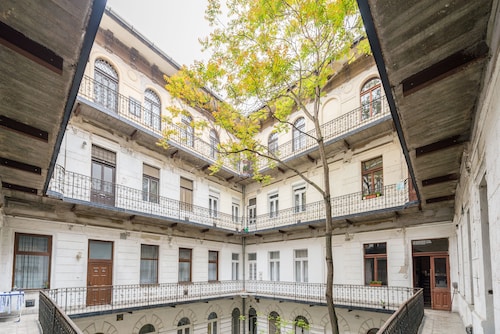 happy home Budapest FOX