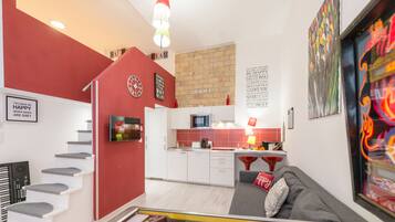 Design apartman, 1 queen (nagyméretű) franciaágy és egy kinyithatókanapé (RED) | Íróasztal, laptophoz jól használható munkafelület és sötétítőfüggöny