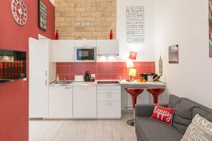 Design Apartment, 1 Katil Ratu (Queen) dengan Katil Sofa (RED) | Dapur peribadi | Peti sejuk, ketuhar gelombang mikro, dapur, mesin basuh pinggan mangkuk 