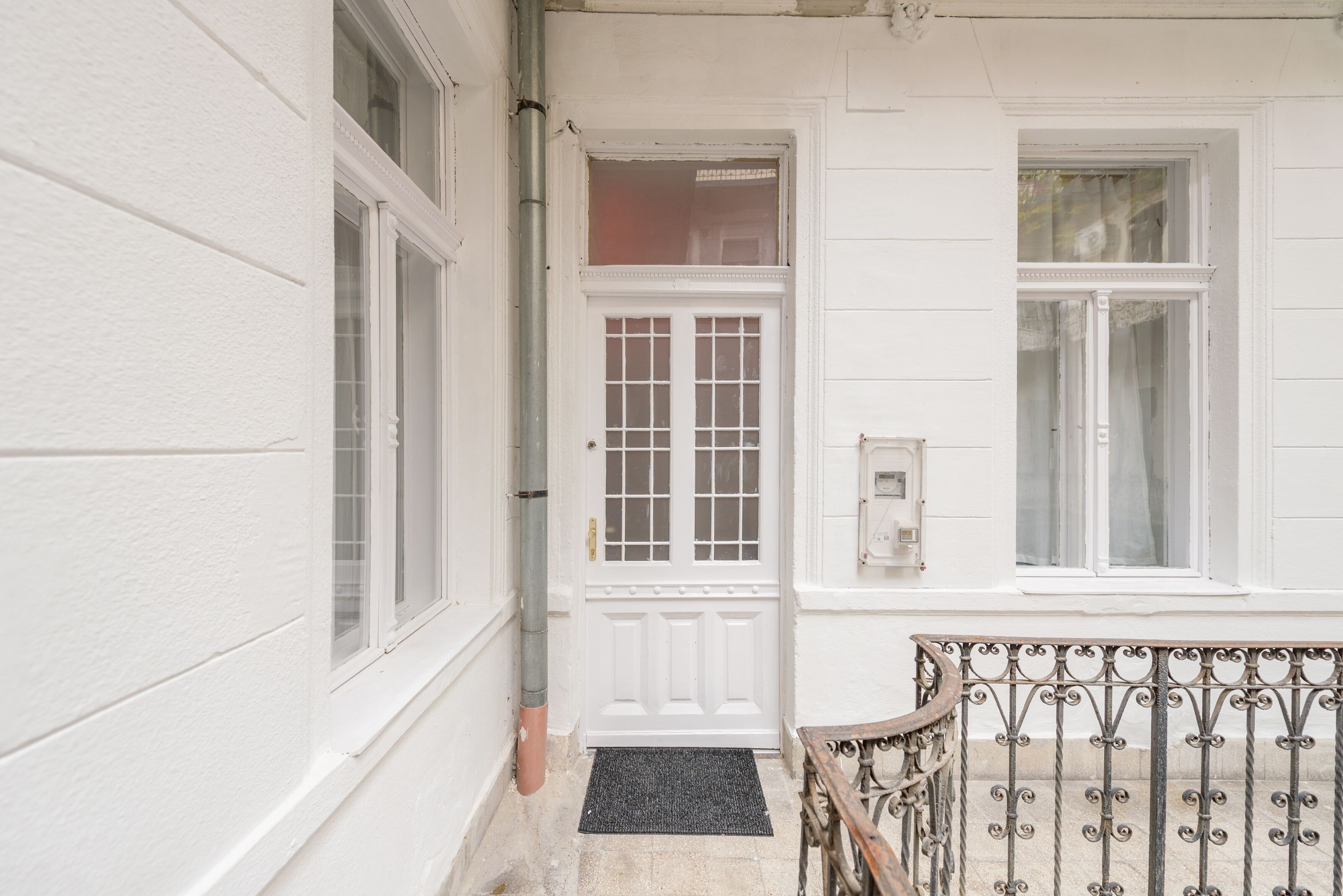 design apartment, 1 queen bed with sofa bed (red) | courtyard view