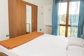 3 bedrooms, bed sheets - M036 - Marcelli, four-room apartment 30 meters from the sea (Marcelli)