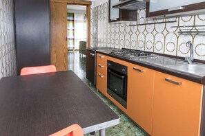 Fridge, oven - M036 - Marcelli, four-room apartment 30 meters from the sea (Marcelli)