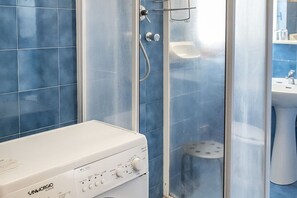 Dusche, Bidet, Handtücher