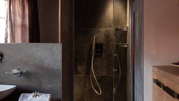 Apartamento, 2 quartos (2) | Chuveiro