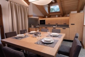 Apartamento, 2 quartos (3) | Cozinha americana privada | Geladeira grande, micro-ondas, cooktop, lava-louças