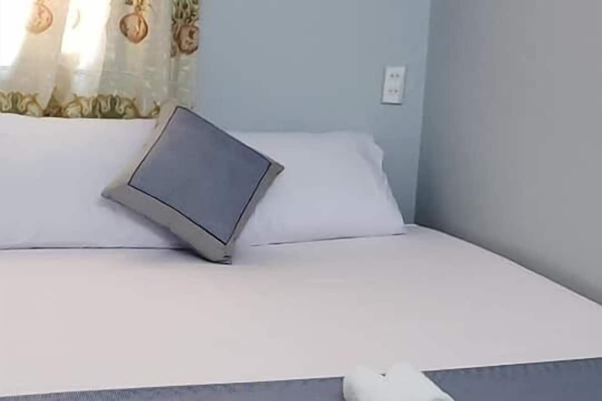 Desk, rollaway beds, free WiFi