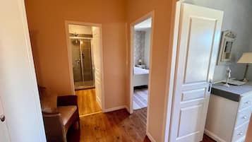 2 habitaciones, tabla de planchar con plancha y cuna de viaje