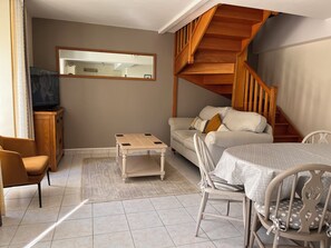 Télévision, lecteur de DVD, table de tennis de table, livres