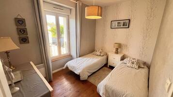 2 slaapkamers, een strijkplank/strijkijzer, reisbedje, gratis wifi