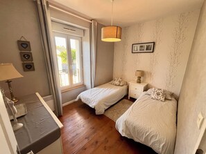 2 chambres, fer et planche à repasser, lit parapluie, Wi-Fi gratuit