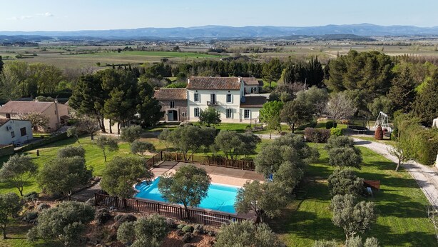 A large house with a swimming pool surrounded by trees and a view of distant mountains. - Olive Tree, Superb gîte, Heated Pool near Carcassonne, overlooking Canal du Midi (Marseillette)