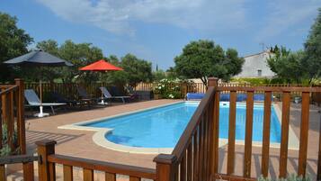 Een buitenzwembad en een verwarmd zwembad