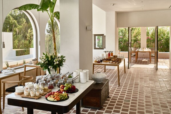 Free daily cooked-to-order breakfast 