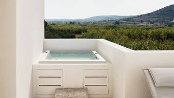 Suite (Uranus) | Private spa tub