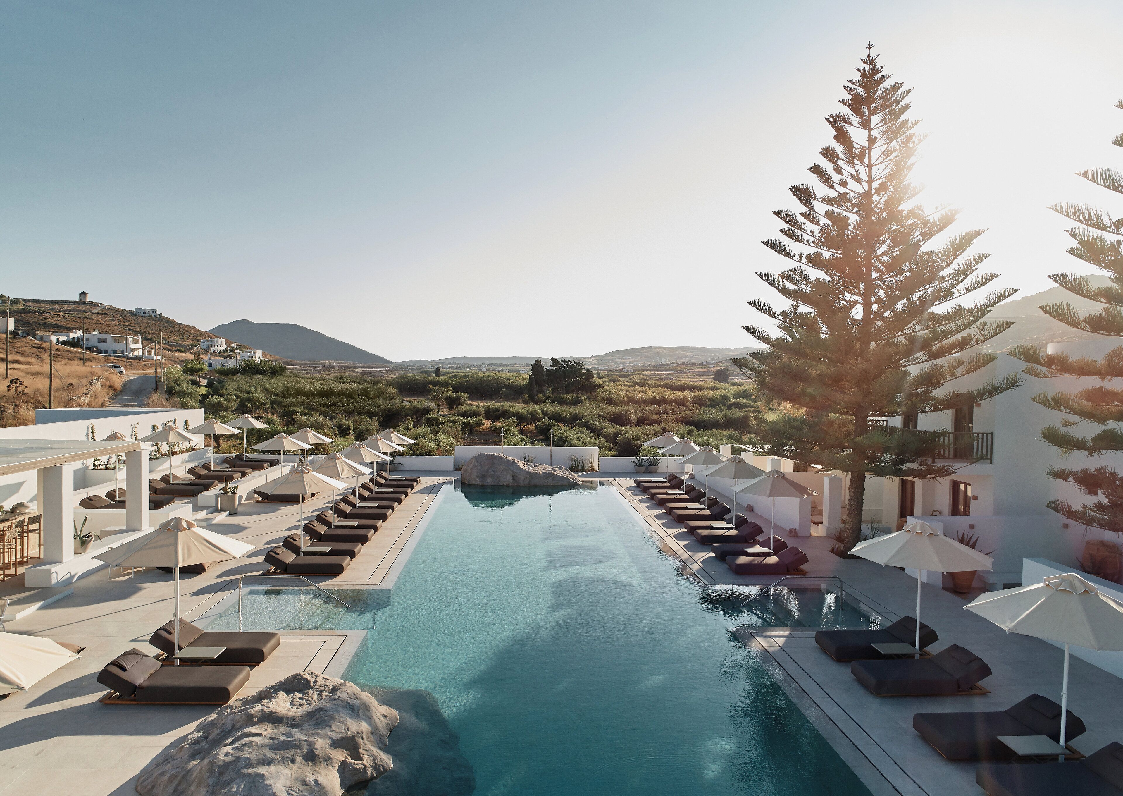 Sesongbasert utendørsbasseng, bassengparasoller og solsenger