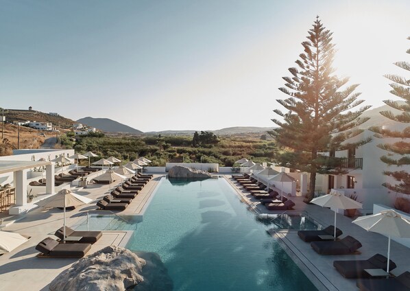 Una piscina al aire libre de temporada, sombrillas
