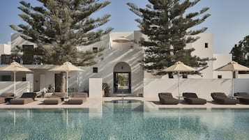 Seasonal outdoor pool, pool umbrellas, sun loungers