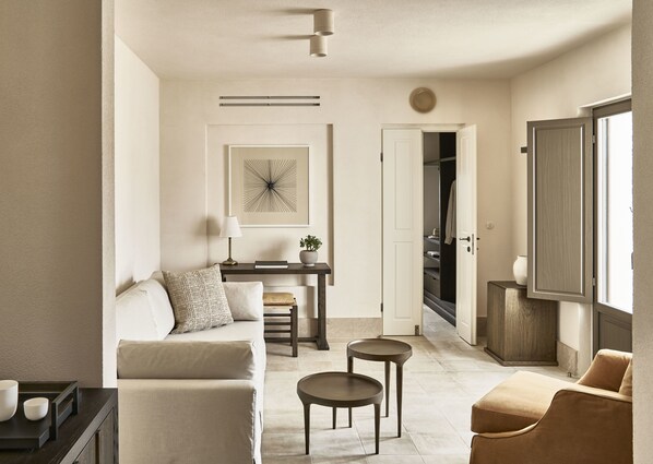 Minibar, caja de seguridad en la habitación y escritorio 