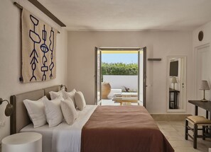 Minibar, caja de seguridad en la habitación y escritorio 