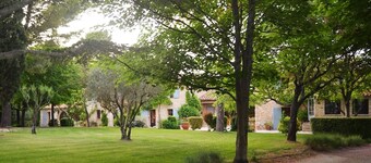 Apartment with garden and pool in a Provencal farmhouse