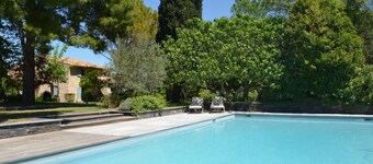 Apartment with garden and pool in a Provencal farmhouse