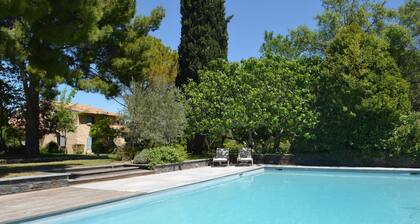 Apartment with garden and pool in a Provencal farmhouse