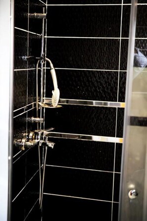 Appartement | Badkamer met douche