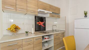 Suite estudio | Cocina privada | Refrigerador, microondas, parrilla de estufa y tetera eléctrica