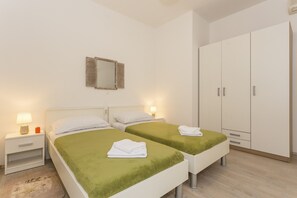 Studiosuite | Schreibtisch, schallisolierte Zimmer, Bügeleisen/Bügelbrett