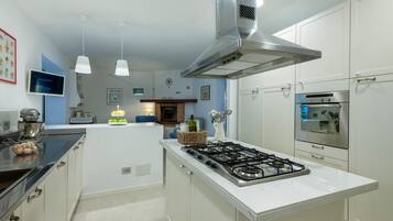 KĂŒhlschrank, Ofen, Herdplatte, GeschirrspĂŒler