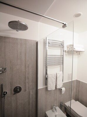 Een douche, gratis toiletartikelen, een haardroger, handdoeken