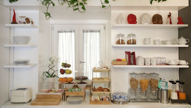 Free daily continental breakfast - B&B Lionora (Naples)